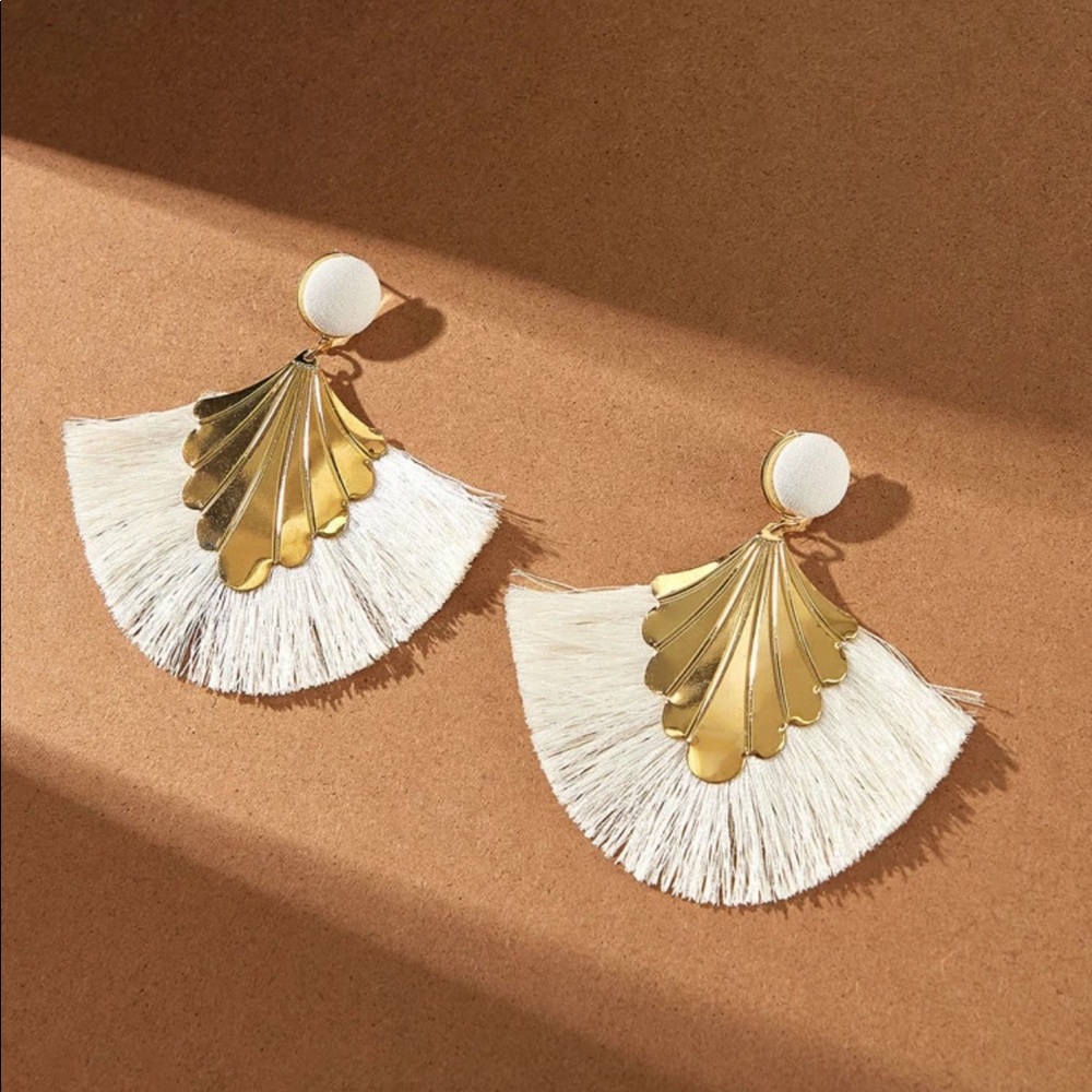 White & gold fan shaped fringe drop earrings - Picture 2 of 3